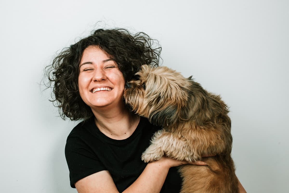 Mujer feliz con su perro recién adoptado